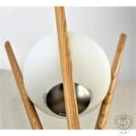 Piantana in legno con sfera in vetro bianco - immagine 5