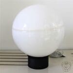 Lampada TOKYO a sfera vetro bianco base nera