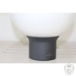 Lampada TOKYO a sfera vetro bianco base nera - immagine 2