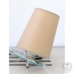 Lampada con paralume beige base mobile in vetro