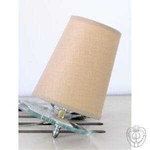 Lampada con paralume beige base mobile in vetro
