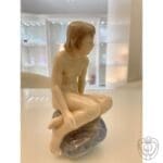Royal Copenhagen Statuina ragazzo seduto su roccia - immagine 2