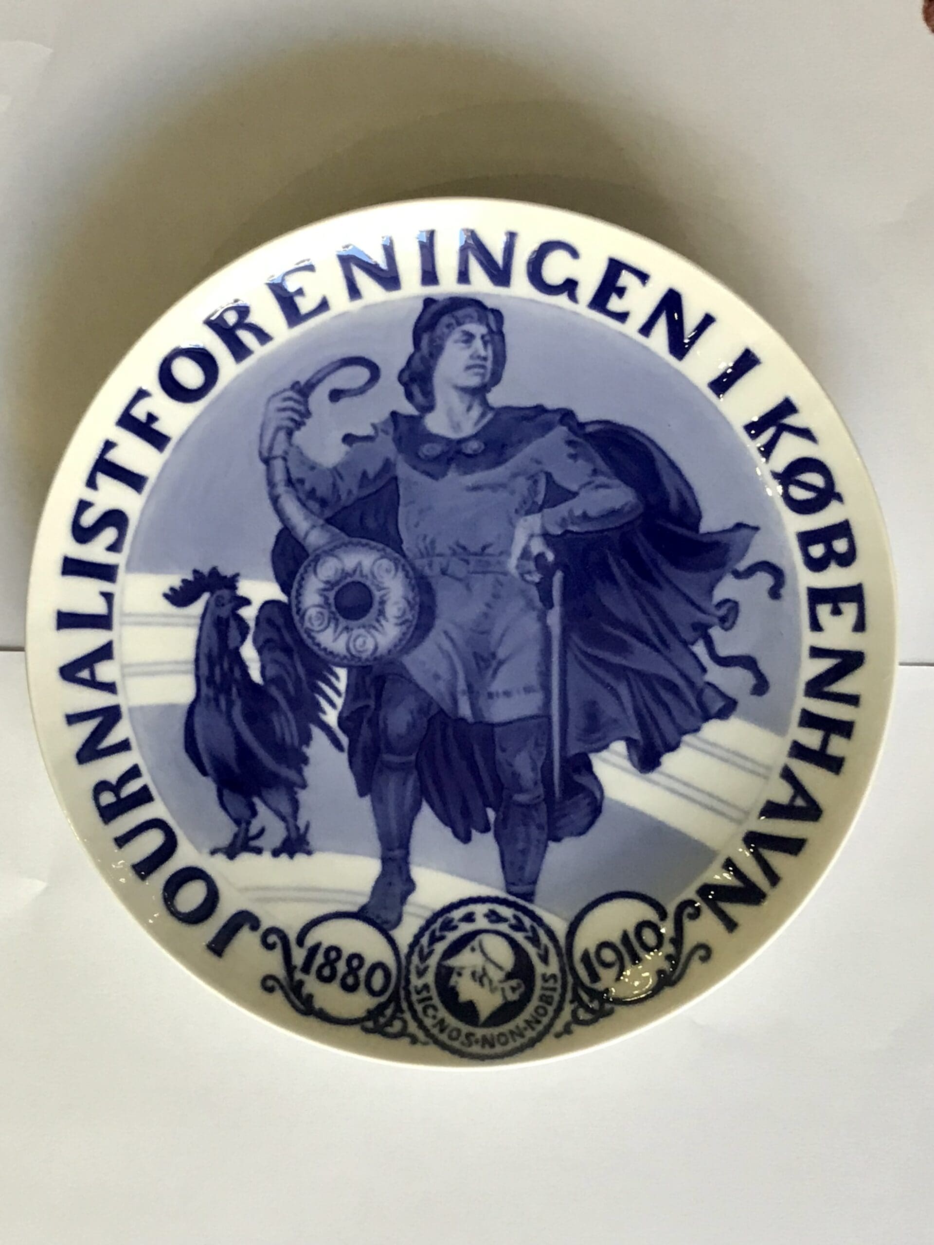 IMG-9511 Royal Copenhagen Bing & Grøndahl Piatto Commemorativo Società dei giornalisti di Copenaghen 1880-1910 - immagine 1