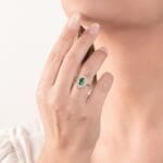 Mirco Visconti Anello con Smeraldo Ovale e Diamanti in Oro Bianco - immagine 2