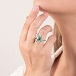 Mirco Visconti Anello con Smeraldo Ottagonale e Diamanti in Oro Bianco - immagine 2