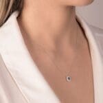 Mirco Visconti Girocollo con Zaffiro Ovale e Diamanti in Oro Bianco - immagine 2