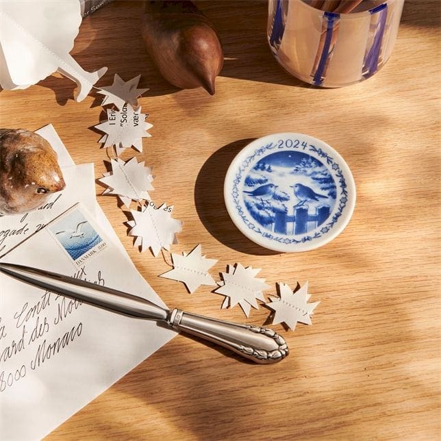 Royal Copenhagen Plaquette annuale 2024 Uccelli nella neve 8,5 cm - immagine 2