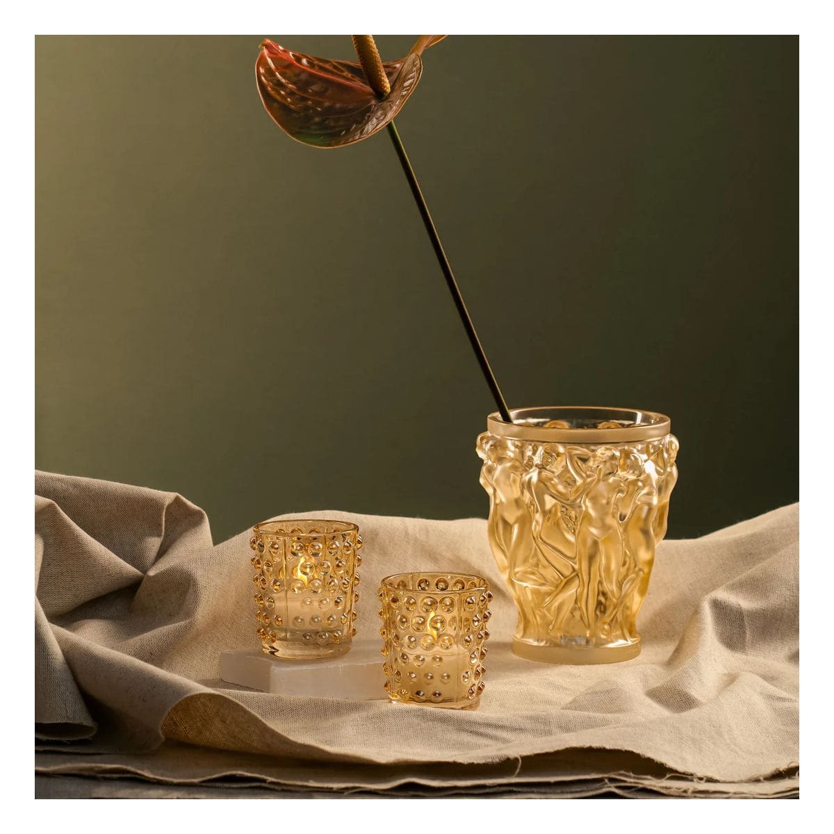 Lalique Piccolo vaso Bacchantes cristallo con lucentezza dorata - immagine 2